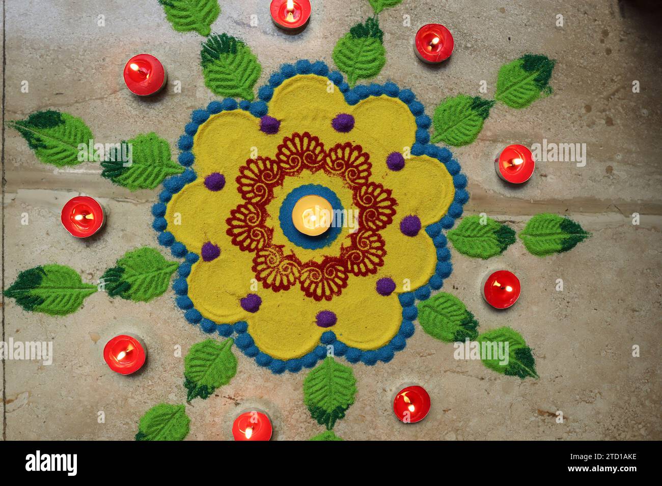 Schöne weiße Rangoli im Blumendesign. Rangoli machen Muster. Rangoli-Designs Stockfoto