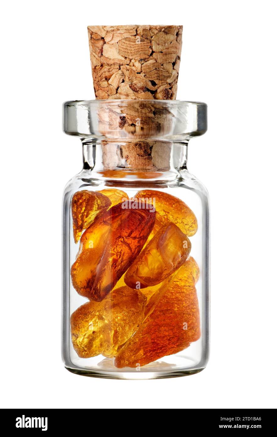 Kleine Stücke natürlichen gelben Mineralbernsteins in einem Glasgefäß, Nahaufnahme, isoliert auf weißem Hintergrund Stockfoto