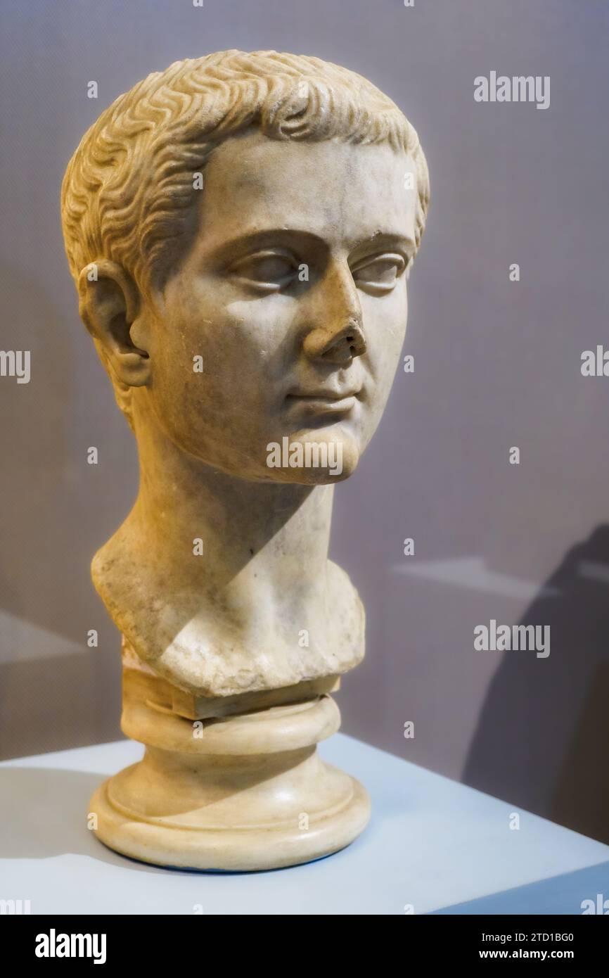 Porträt von Tiberius (14–37 n. Chr.) - Marmor aus Luni. Der Kopf wurde in der Moderne neu gestaltet - Museo Centrale Montemartini, Rom, Italien Stockfoto