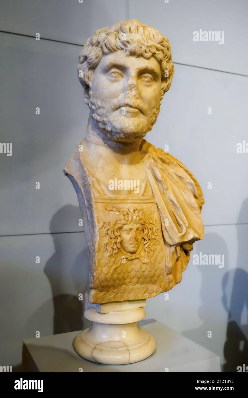 Männliche lorierte Brust. Pentelic Marmor. Diese Büste stellt wahrscheinlich einen Prätorianer dar, Mitglied der kaiserlichen Garde. Er trägt einen Kürass, lorica squamata genannt, das Vorrecht von Kaisern und hochrangigen Soldaten. Anfang des 3. Jahrhunderts n. Chr. - Museo Centrale Montemartini, Rom, Italien Stockfoto