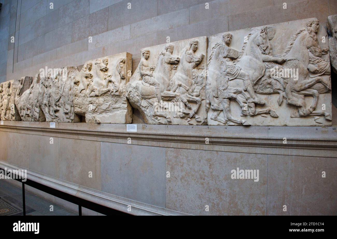 London, Großbritannien 15 Dez 2023 Besucher, die sich die Skulpturen ansehen. Die Elgin Marbles in den Parthenon Galeries im British Museum. Die antiken griechischen Skulpturen wurden 1801-1812 von Agenten von Thomas Bruce, dem 7. Earl of Elgin, aus Griechenland entfernt und nach Großbritannien verschickt. Griechenland hat darum gebeten, die Skulpturen zurückzugeben, aber die britische Regierung sagte, dass ein Darlehen möglich sein könnte. Lord Frost sagte vor kurzem, dass er eine Rückkehr der Skulpturen nach Griechenland befürworte. Rishi Sunal hat kürzlich ein Treffen mit dem griechischen Premierminister Kyriakos Mitsotakis abgesagt. Stockfoto