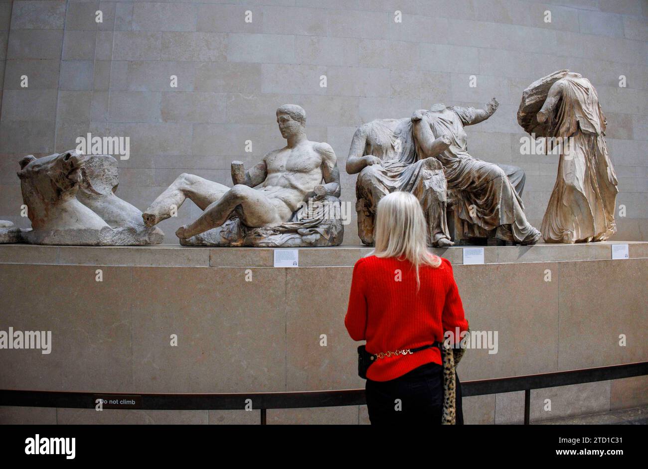 London, Großbritannien 15 Dez 2023 Besucher, die sich die Skulpturen ansehen. Die Elgin Marbles in den Parthenon Galeries im British Museum. Die antiken griechischen Skulpturen wurden 1801-1812 von Agenten von Thomas Bruce, dem 7. Earl of Elgin, aus Griechenland entfernt und nach Großbritannien verschickt. Griechenland hat darum gebeten, die Skulpturen zurückzugeben, aber die britische Regierung sagte, dass ein Darlehen möglich sein könnte. Lord Frost sagte vor kurzem, dass er eine Rückkehr der Skulpturen nach Griechenland befürworte. Rishi Sunal hat kürzlich ein Treffen mit dem griechischen Premierminister Kyriakos Mitsotakis abgesagt. Stockfoto