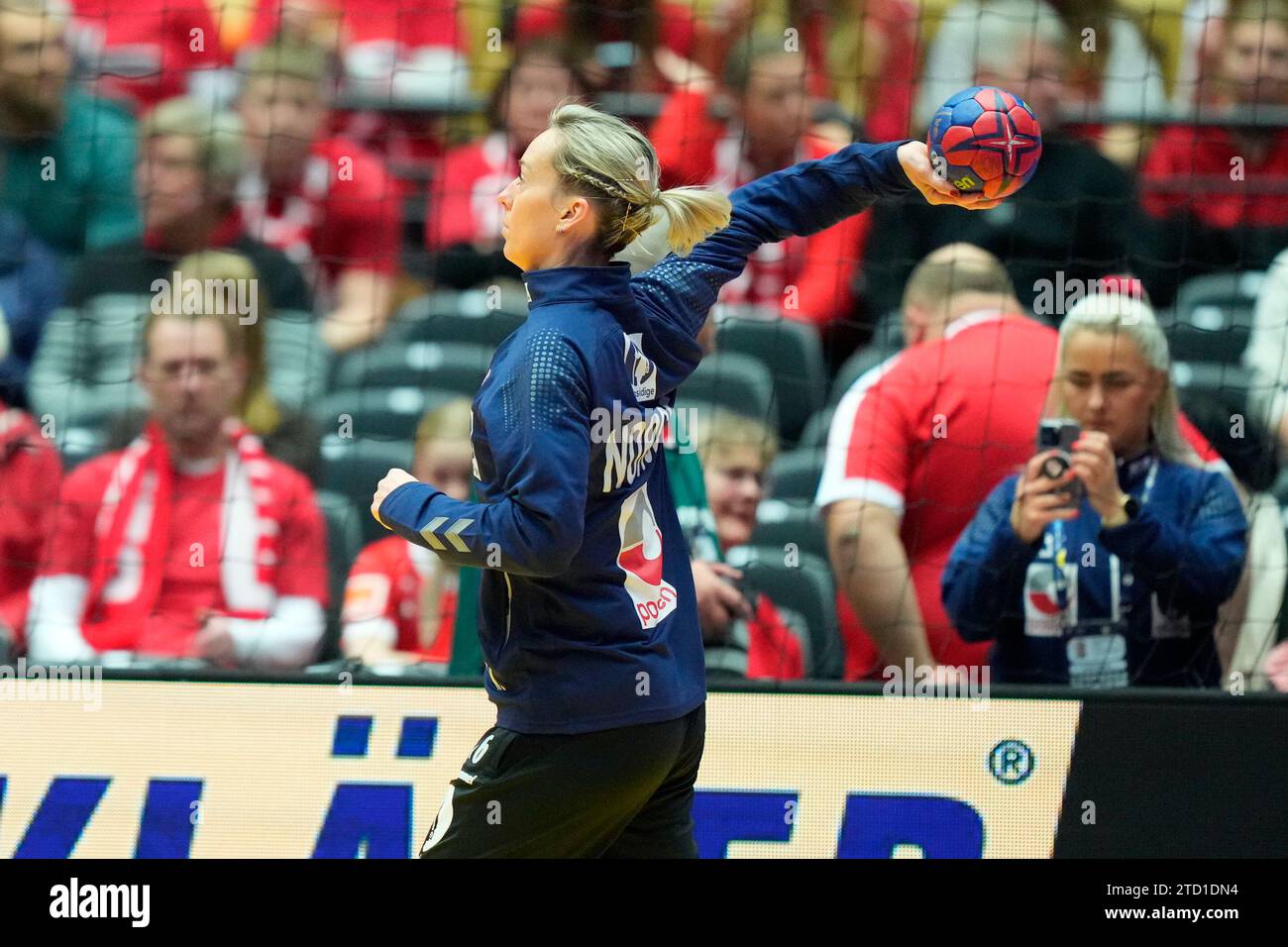 Torhüterin Katrine Lunde, Norwegen, wärmt sich vor dem IHF HandballWM