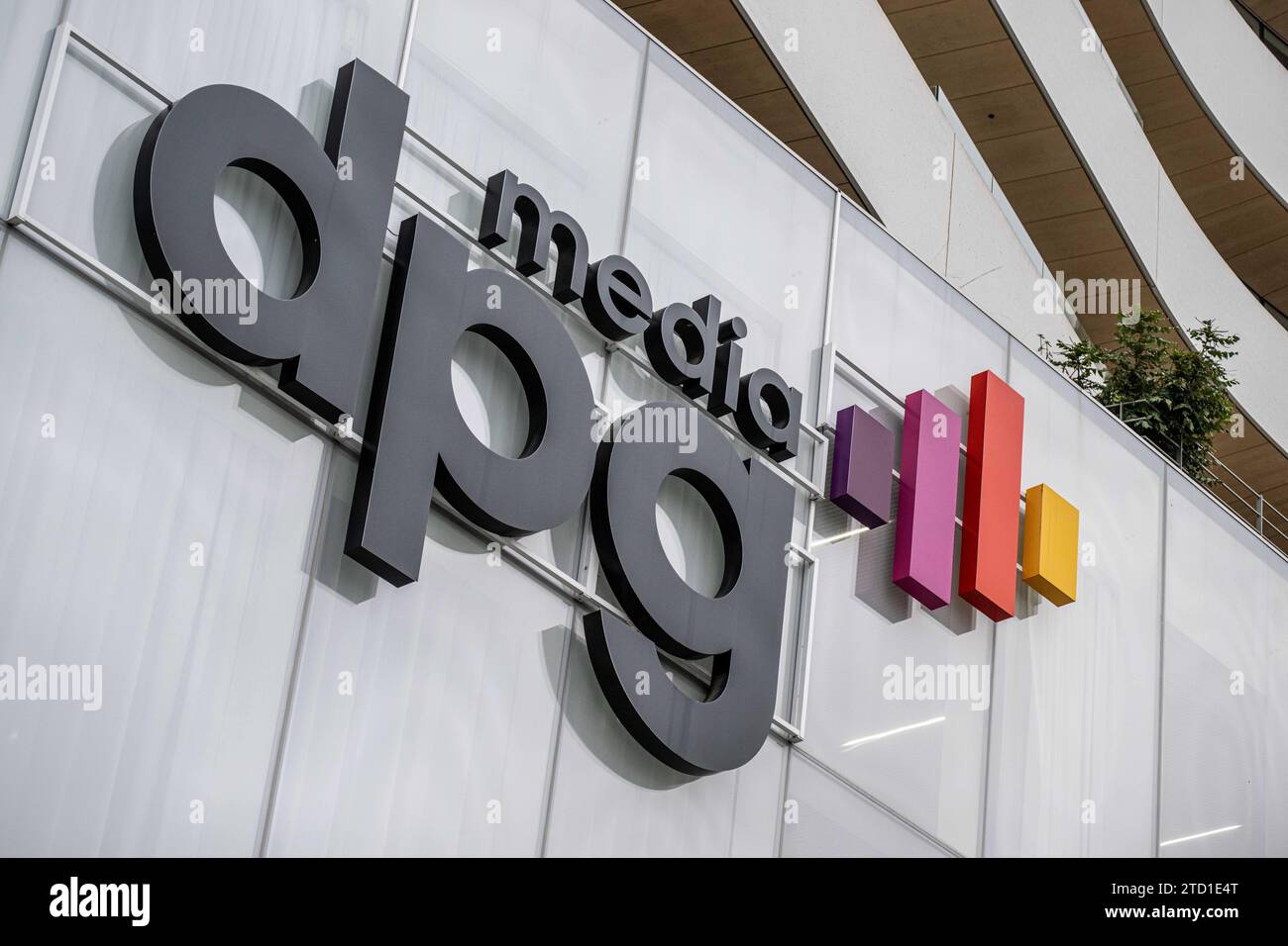 ANTWERPEN – das DPG Media Logo auf der Außenseite des Hauptsitzes von DPG Media. Das Medienunternehmen DPG Media will RTL Netherlands übernehmen. DPG Media hat mit der RTL Group vereinbart, dass der RTL-Name bei der Übernahme beibehalten wird. ANP JONAS ROOSENS niederlande aus - belgien aus Stockfoto