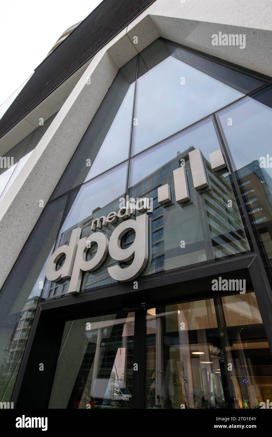 ANTWERPEN – das DPG Media Logo auf der Außenseite des Hauptsitzes von DPG Media. Das Medienunternehmen DPG Media will RTL Netherlands übernehmen. DPG Media hat mit der RTL Group vereinbart, dass der RTL-Name bei der Übernahme beibehalten wird. ANP JONAS ROOSENS niederlande aus - belgien aus Stockfoto