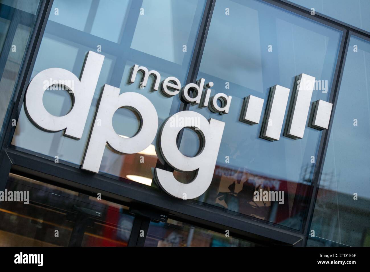 ANTWERPEN – das DPG Media Logo auf der Außenseite des Hauptsitzes von DPG Media. Das Medienunternehmen DPG Media will RTL Netherlands übernehmen. DPG Media hat mit der RTL Group vereinbart, dass der RTL-Name bei der Übernahme beibehalten wird. ANP JONAS ROOSENS niederlande aus - belgien aus Stockfoto