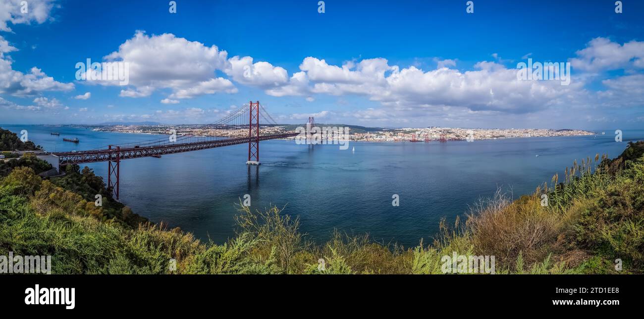 Ponte 25 de Abril oder auf englisch die Brücke vom 25. April. Allgemein bekannt als Tejo-Brücke über den Tejo-Fluss in Lissabon Portugal Stockfoto