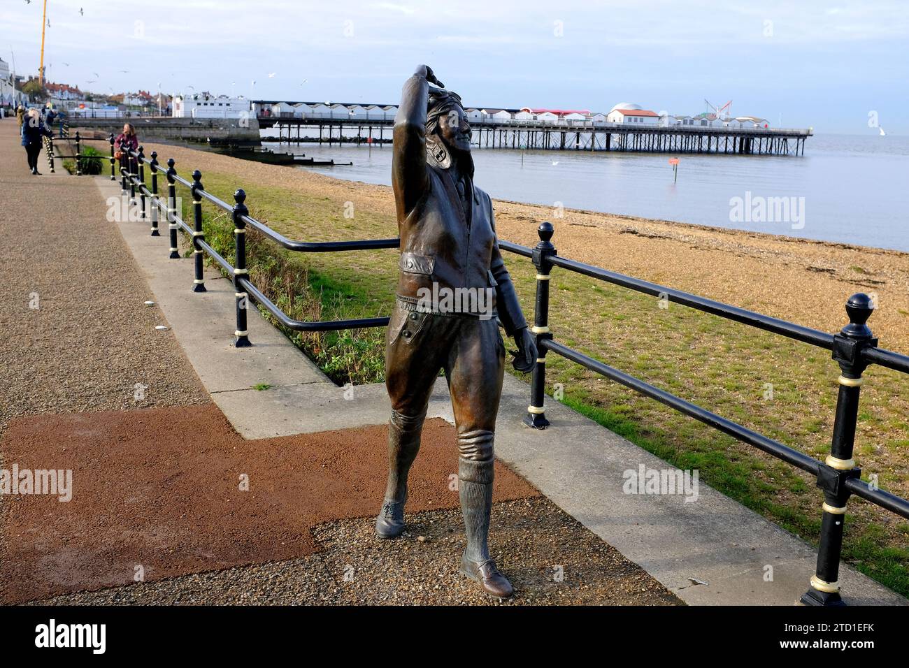 herne Bay Küstenstadt mit der Statue von amy johnson, Flieger, Pier und Strand, thanet, kent, großbritannien dezember 2023 Stockfoto