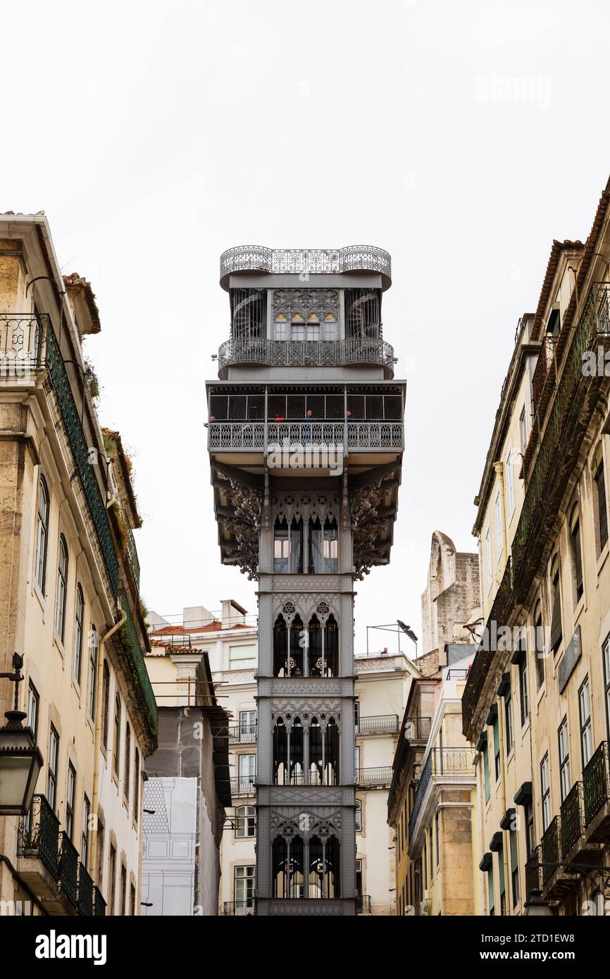 Die Leute schauen vom Elevador de Santa Justa aus, Fahrstuhlüberdachung. Lissabon, Portugal Stockfoto