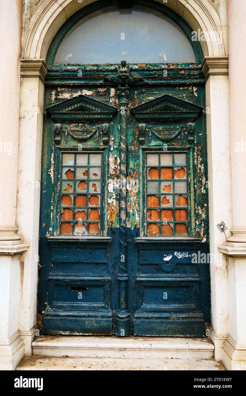 Dekorative, alte, wetterfeste Tür mit abblätternder Farbe. Lissabon, Portugal Stockfoto
