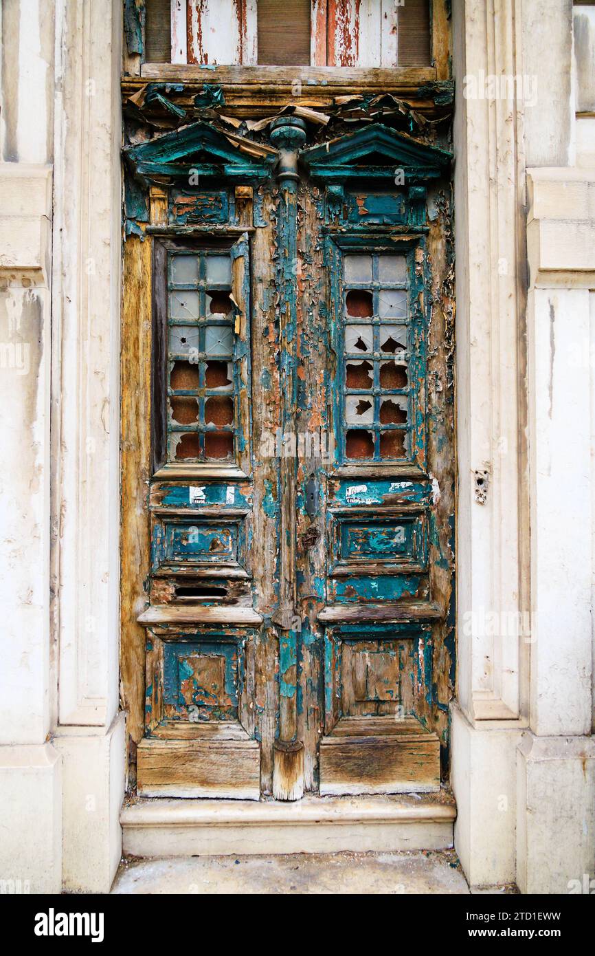 Dekorative, alte, wetterfeste Tür mit abblätternder Farbe. Lissabon, Portugal Stockfoto