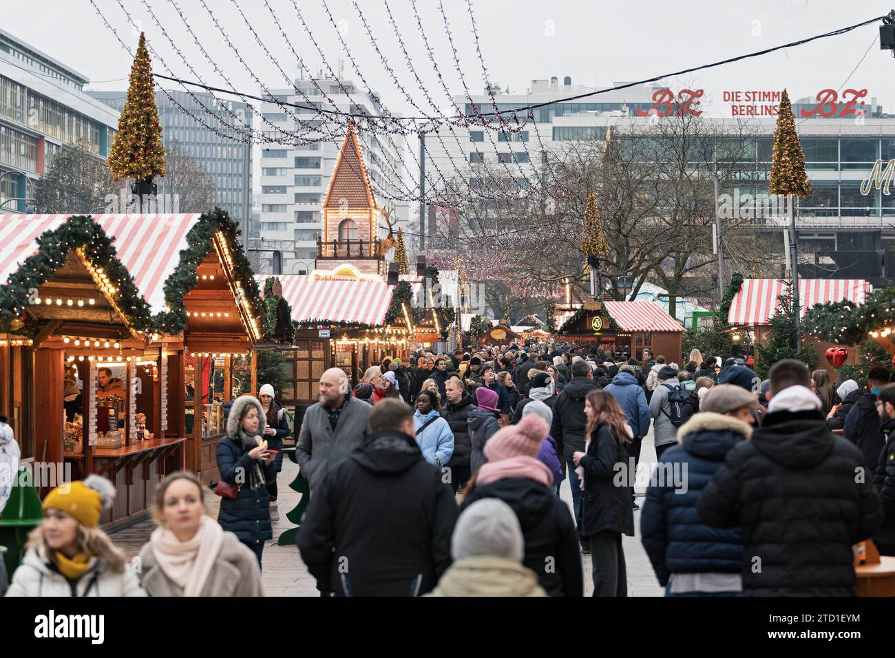 15.12.2023, Berlin, Weihnachtsmarkt am Breitscheidplatz. *** 15 12 2023, Berlin, Weihnachtsmarkt am Breitscheidplatz Stockfoto