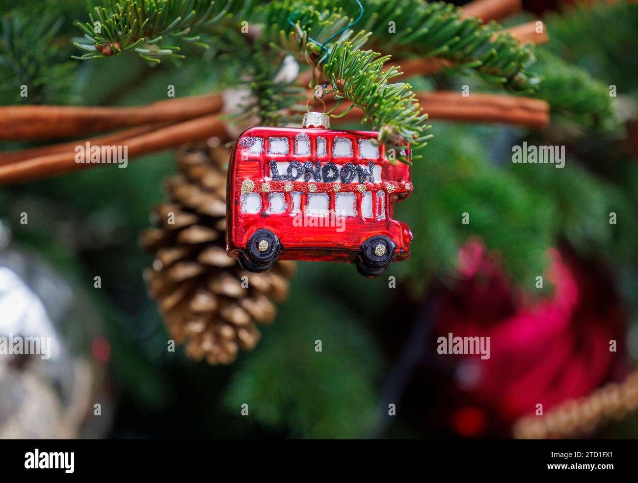 London, UK 15 Dez 2023 Detail eines Londoner Busses. Der Weihnachtsbaum in der Downing Street vor der Tür von Nummer 10, dem Haus des britischen Premierministers. Stockfoto