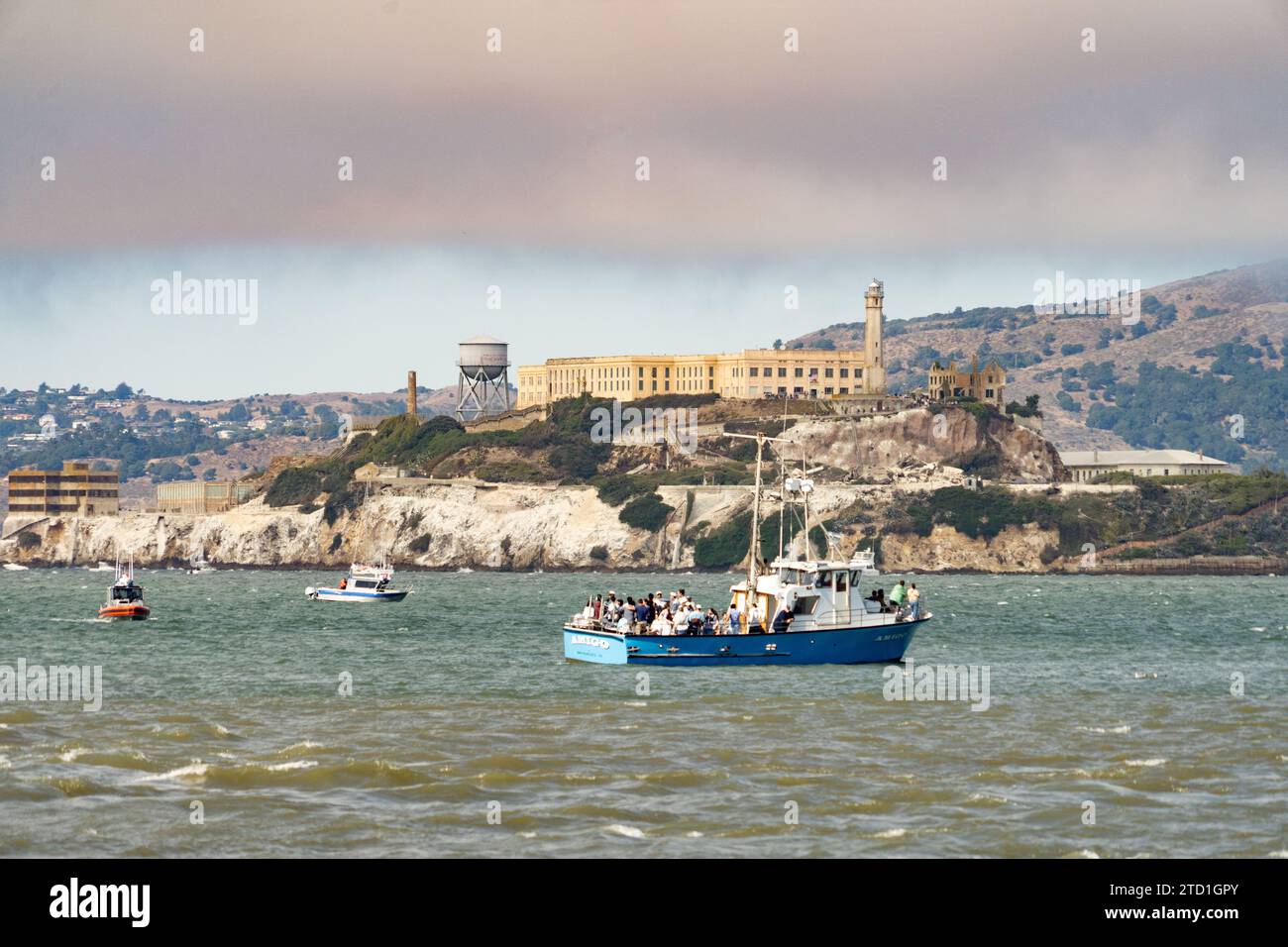 Insel alcatraz und Gefängnis mit Touristenbooten in der Bucht von san Francsico mit dunkler Sturmwolke Stockfoto