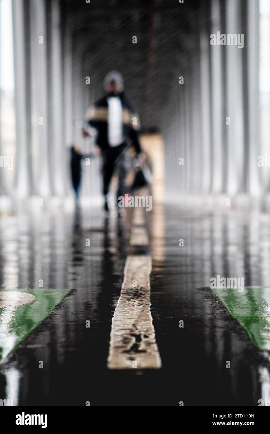 Rainy Bir Hakeim Straßenfotografie - Frankreich Stockfoto