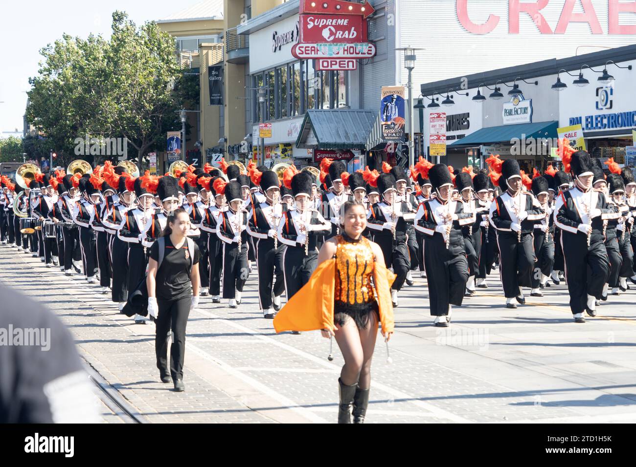 Eine der Marschkapellen in san francsico während der Flottenwoche. Stockfoto