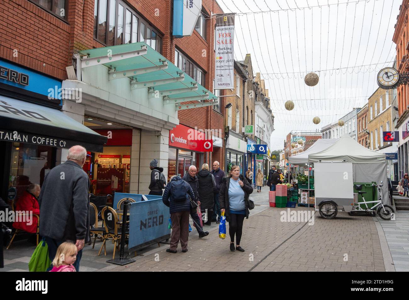 Maidenhead, Berkshire, Großbritannien. Dezember 2023. Weihnachtseinkäufer waren heute im Stadtzentrum von Maidenhead in Berkshire unterwegs und haben am Markttag eingekauft. Quelle: Maureen McLean/Alamy Live News Stockfoto