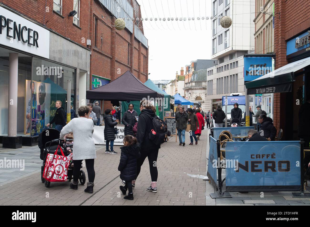 Maidenhead, Berkshire, Großbritannien. Dezember 2023. Weihnachtseinkäufer waren heute im Stadtzentrum von Maidenhead in Berkshire unterwegs und haben am Markttag eingekauft. Quelle: Maureen McLean/Alamy Live News Stockfoto