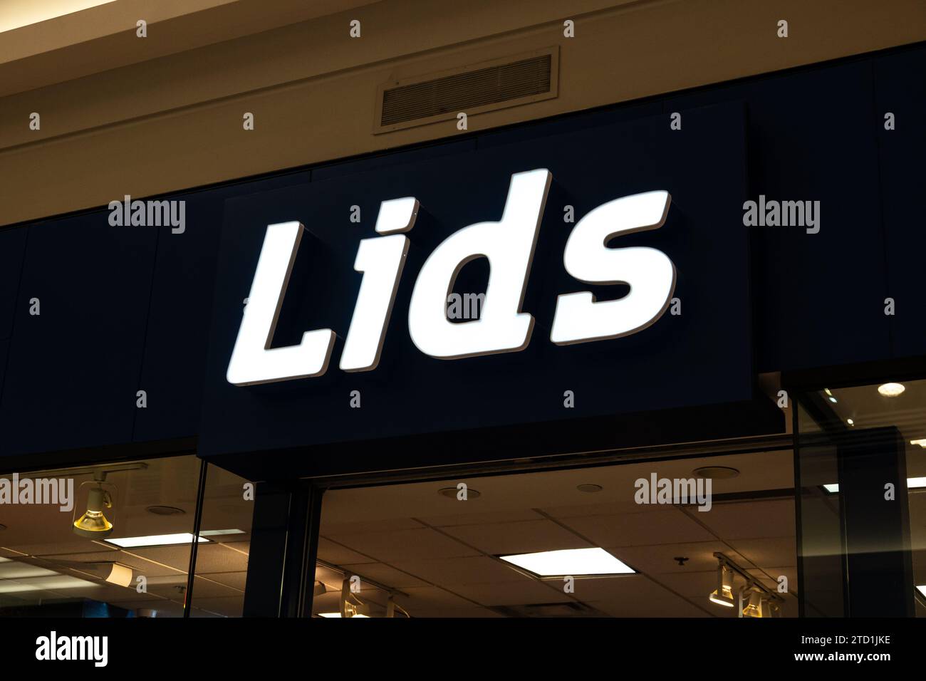 BLOOMINGTON, MN, USA - 12. DEZEMBER 2023: Lids-Geschäft im Einkaufszentrum Mall of America. Stockfoto