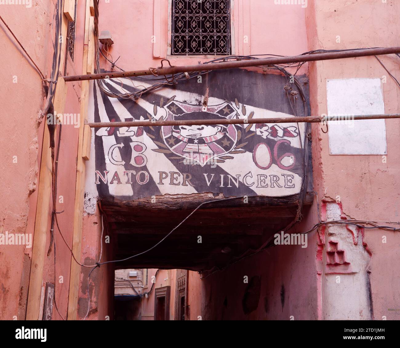 Graffiti/Street Art italienischer Fußball-Slogan „NATO per Vincere“, was Born to Win in Marrakesch, Marokko, am 15. Dezember 2023 bedeutet Stockfoto