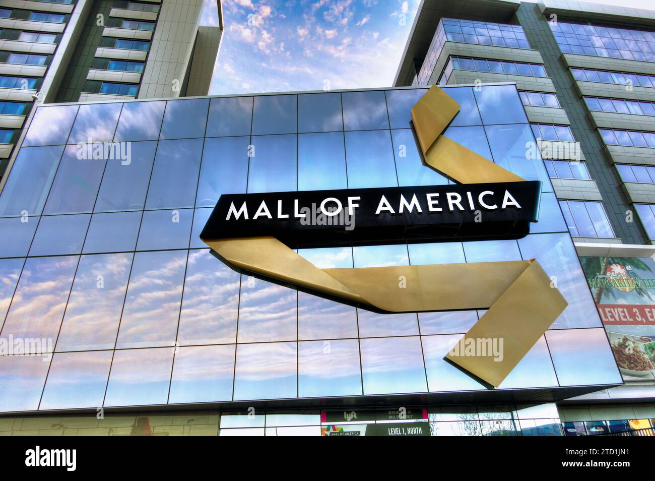 BLOOMINGTON, MN, USA - 12. DEZEMBER 2023: Eingang und Fassade zum Einkaufszentrum Mall of America in der Abenddämmerung. Stockfoto