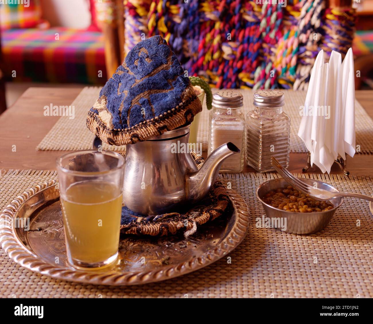 Traditionelle marokkanische Teekanne und Tee in einem eleganten Restaurant in Marrakesch, Marokko, 15. Dezember 2023 Stockfoto