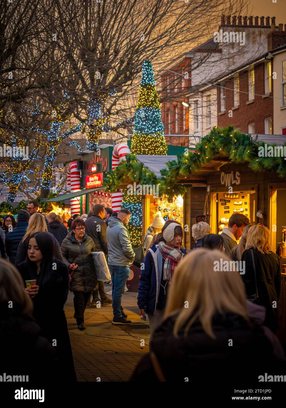 Kunden, die die Holzchalets des York St. Nicholas Christmas Market 2023 besuchen. UK Stockfoto