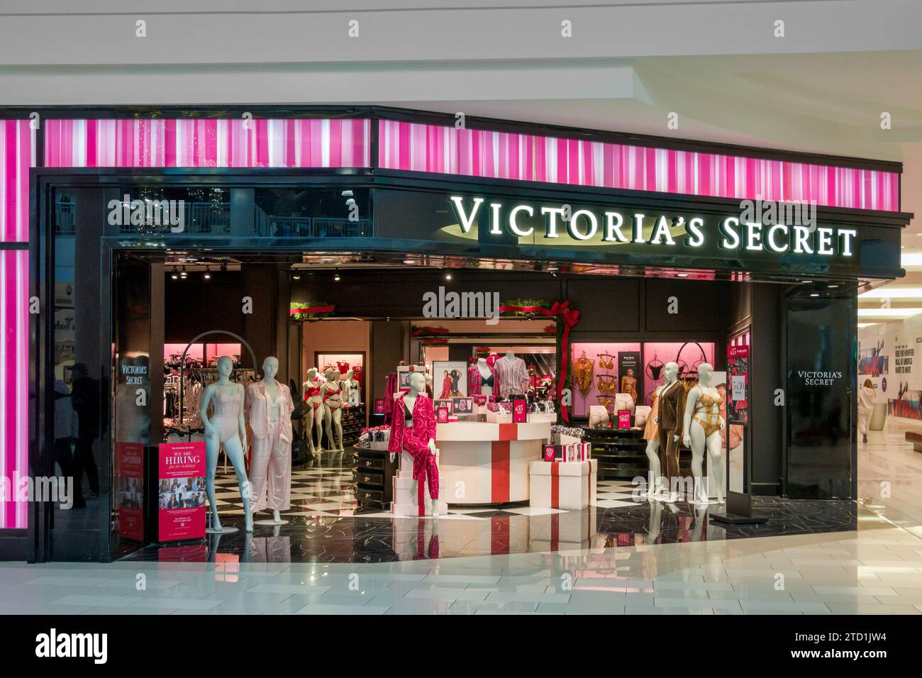 BLOOMINGTON, MN, USA - 12. DEZEMBER 2023: Victoria's Secret Store im Einkaufszentrum Mall of America. Stockfoto