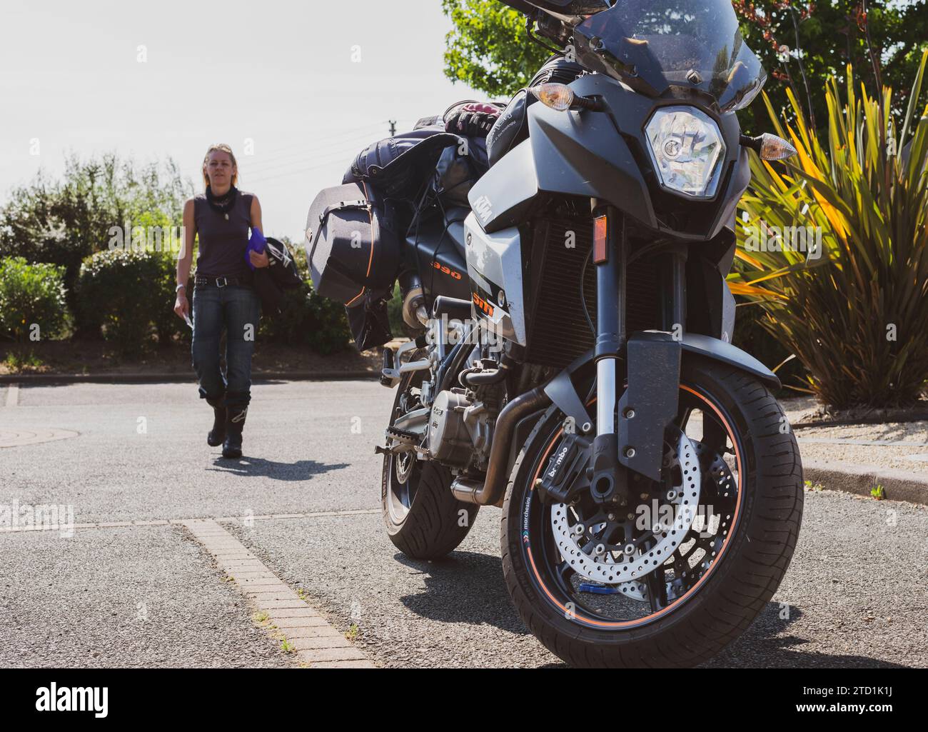 Eine Motorradfahrerin oder Radfahrerin macht sich auf einem Roadtrip in Frankreich auf ihr leistungsstarkes Motorrad zu Stockfoto