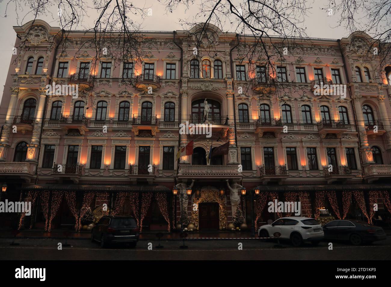 Zur Weihnachtszeit wird am 14. Dezember 2023 in Odesa, Süd-Ukraine, ein Gebäude dekoriert. KEINE VERWENDUNG RUSSLAND. KEIN NUTZEN WEISSRUSSLAND. (Foto von Ukrinform/NurPhoto) Stockfoto