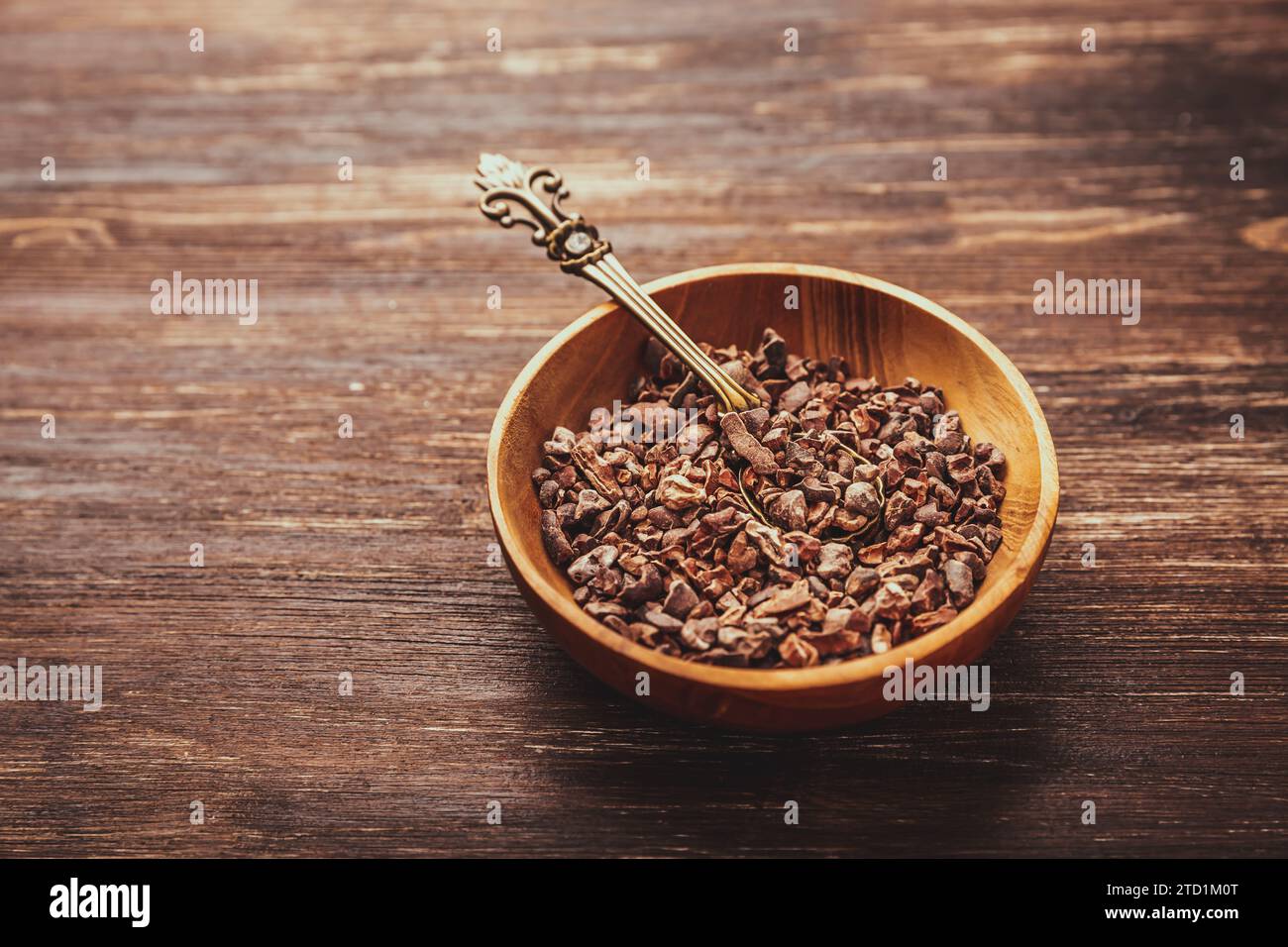 Kakaobohnen in einer kleinen Schüssel – Backzutaten Stockfoto