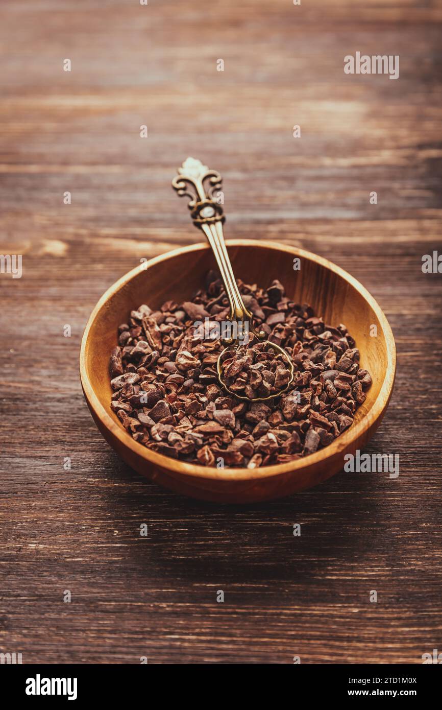 Kakaobohnen in einer kleinen Schüssel – Backzutaten Stockfoto