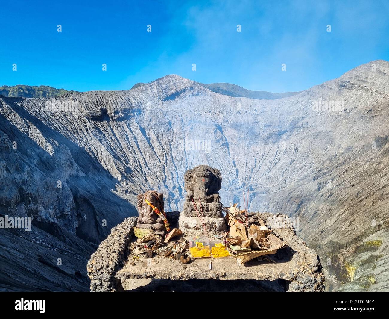 Ganesha-Statue mit dem Krater des Mount Bromo im Hintergrund, Bromo Tengger Semeru Nationalpark, Ost-Java, Indonesien Stockfoto