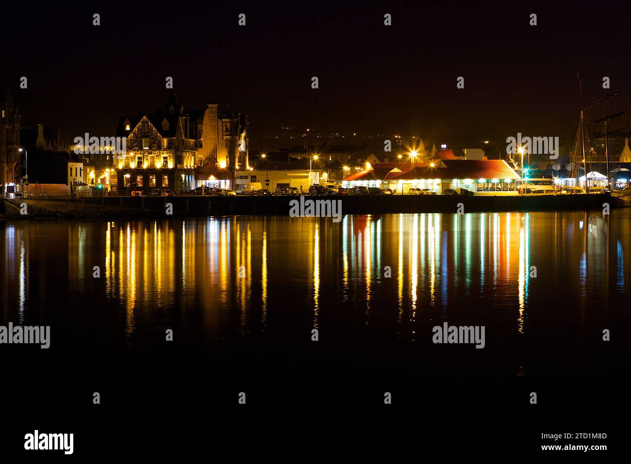 Oban bei Nacht mit Lichtreflexionen Stockfoto