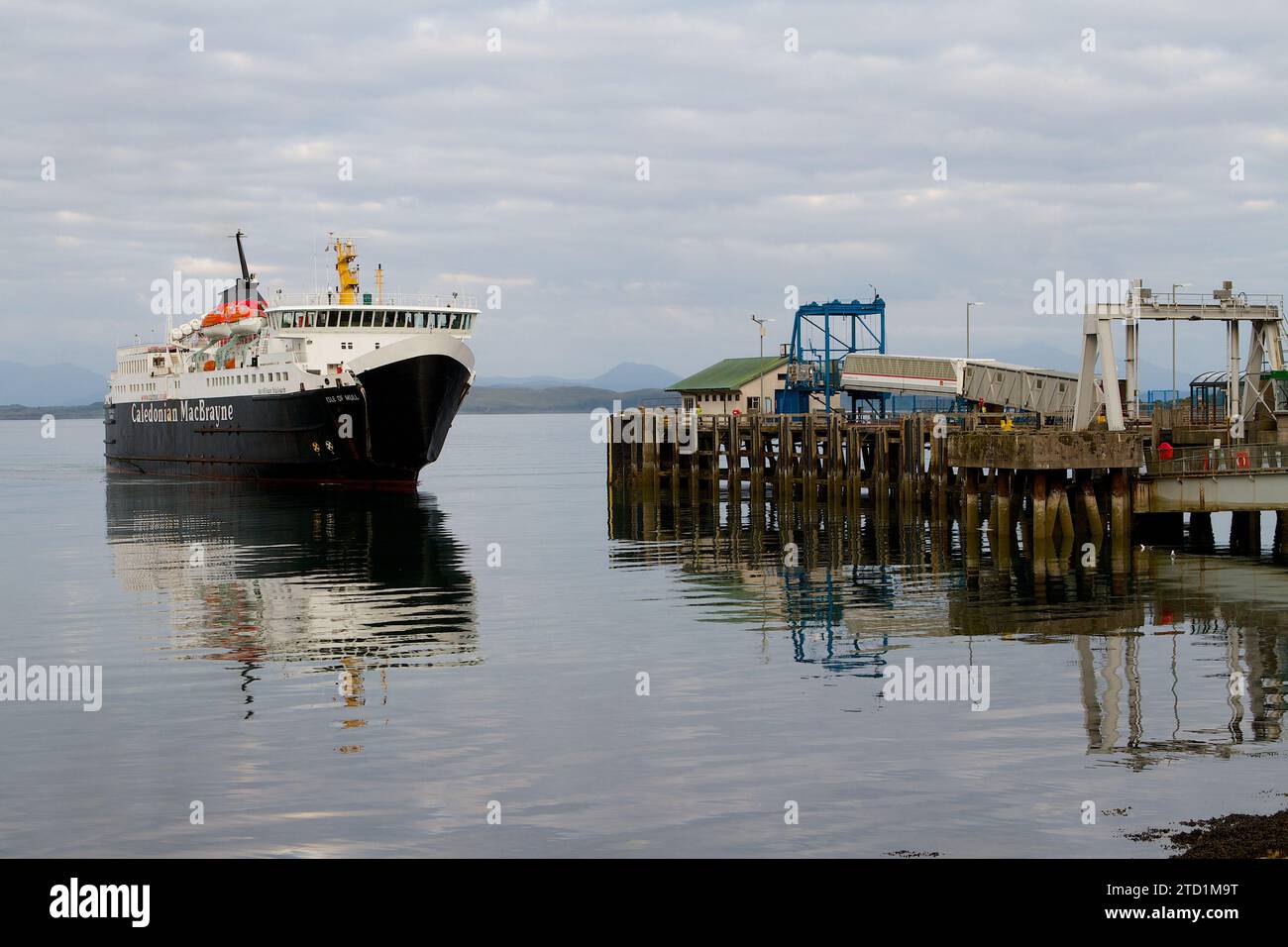 Die Fähre nähert sich der Isle of Mull Harbour, Schottland Stockfoto