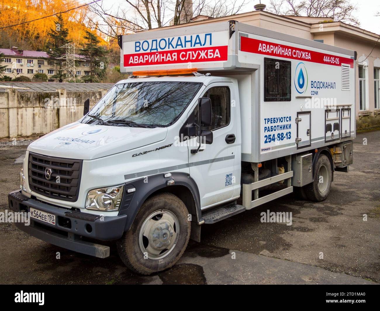 Sotschi, Russland - 13. Februar 2023: Spezialisiertes Wasserdienstfahrzeug Stockfoto