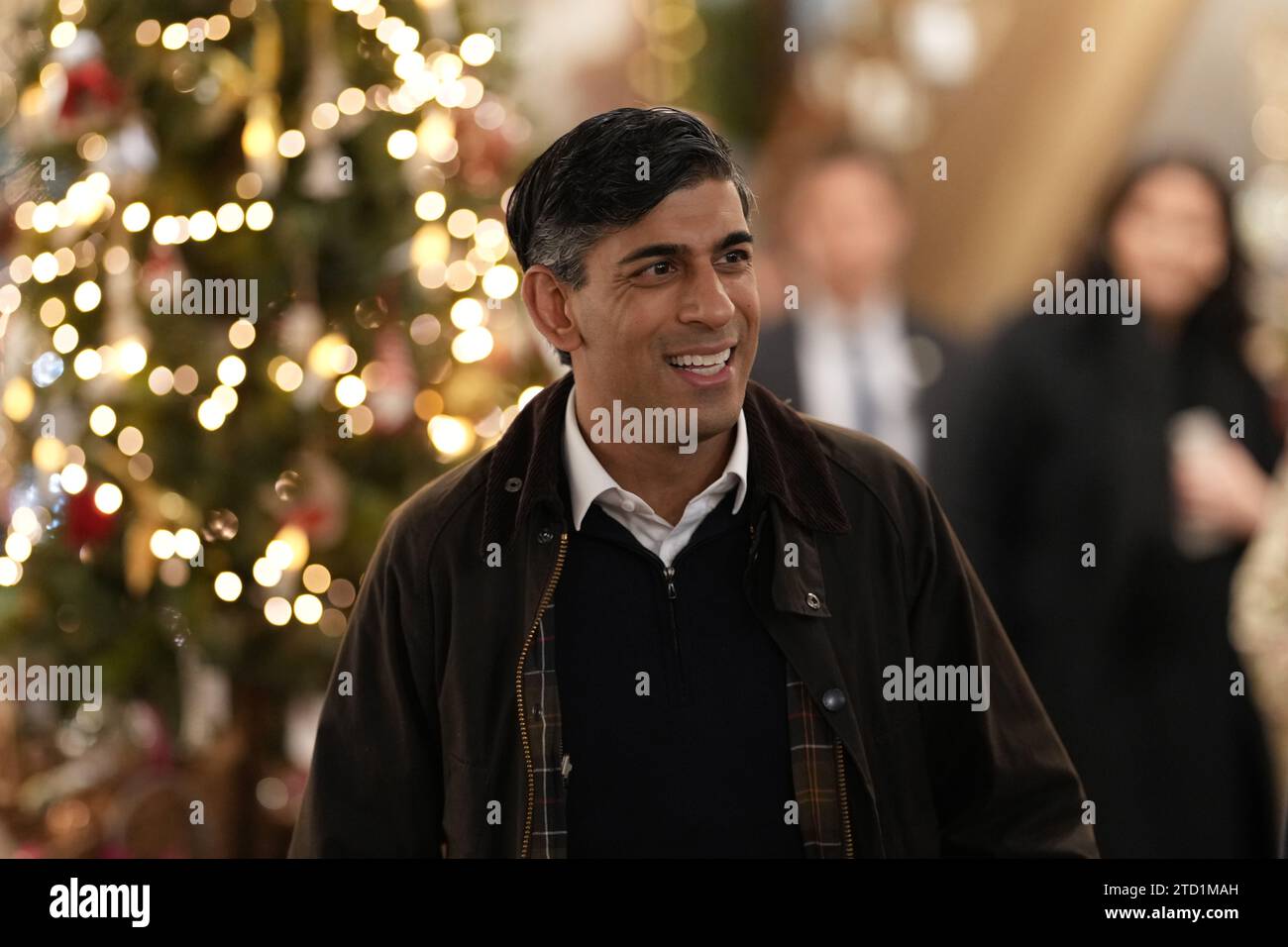 Premierminister Rishi Sunak bei einem Besuch in Strickland & Holt in Yarm im Nordosten Englands, einem unabhängigen, familiengeführten Geschäft, das seit mehr als einem Jahrhundert Teil der Stadt ist. Bilddatum: Freitag, 15. Dezember 2023. Stockfoto