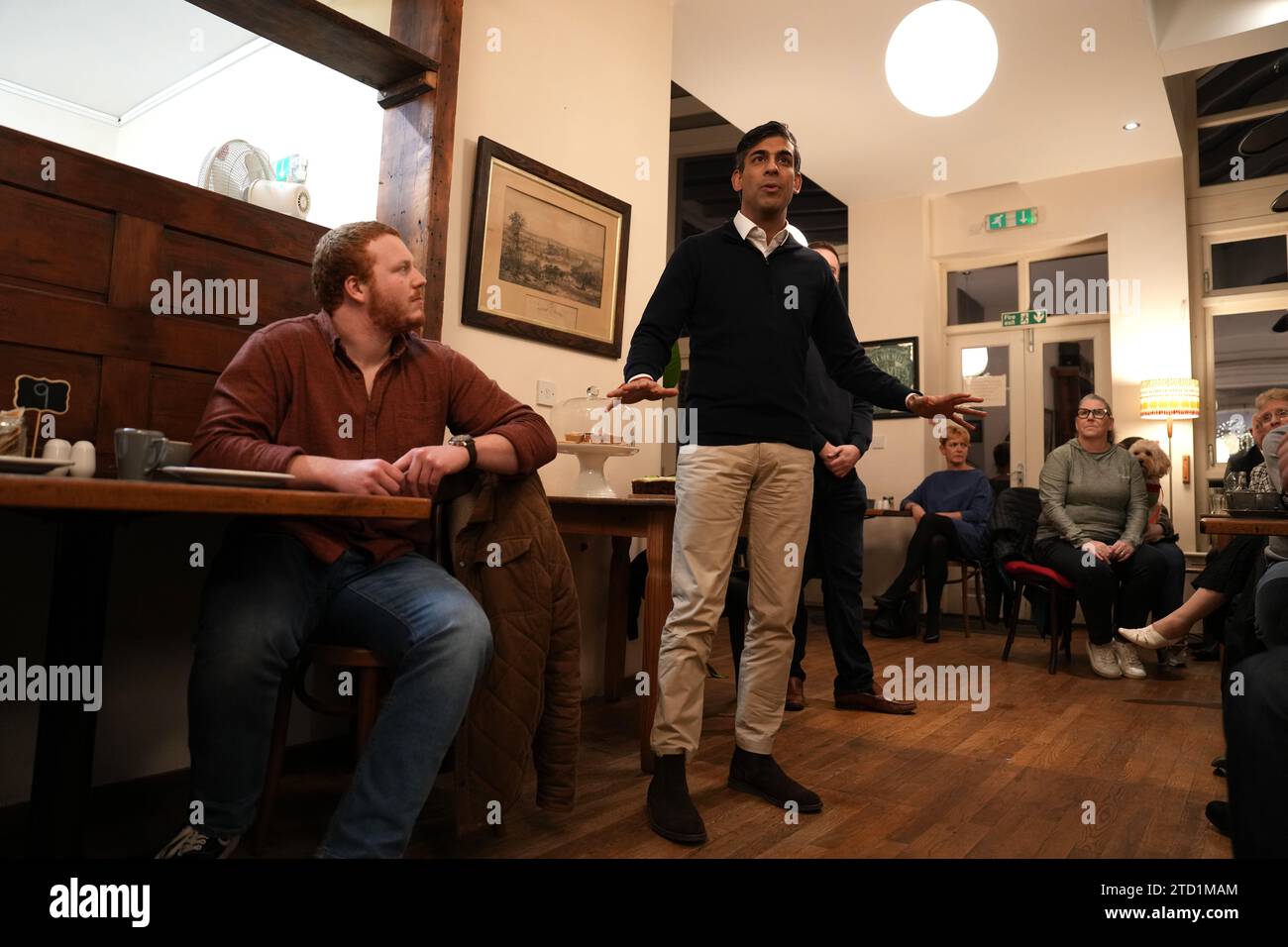 Premierminister Rishi Sunak unterhält sich mit Einheimischen im Coffee Shop während eines Besuchs in Strickland & Holt in Yarm im Nordosten Englands, einem unabhängigen, familiengeführten Geschäft, das seit über einem Jahrhundert Teil der Stadt ist. Bilddatum: Freitag, 15. Dezember 2023. Stockfoto