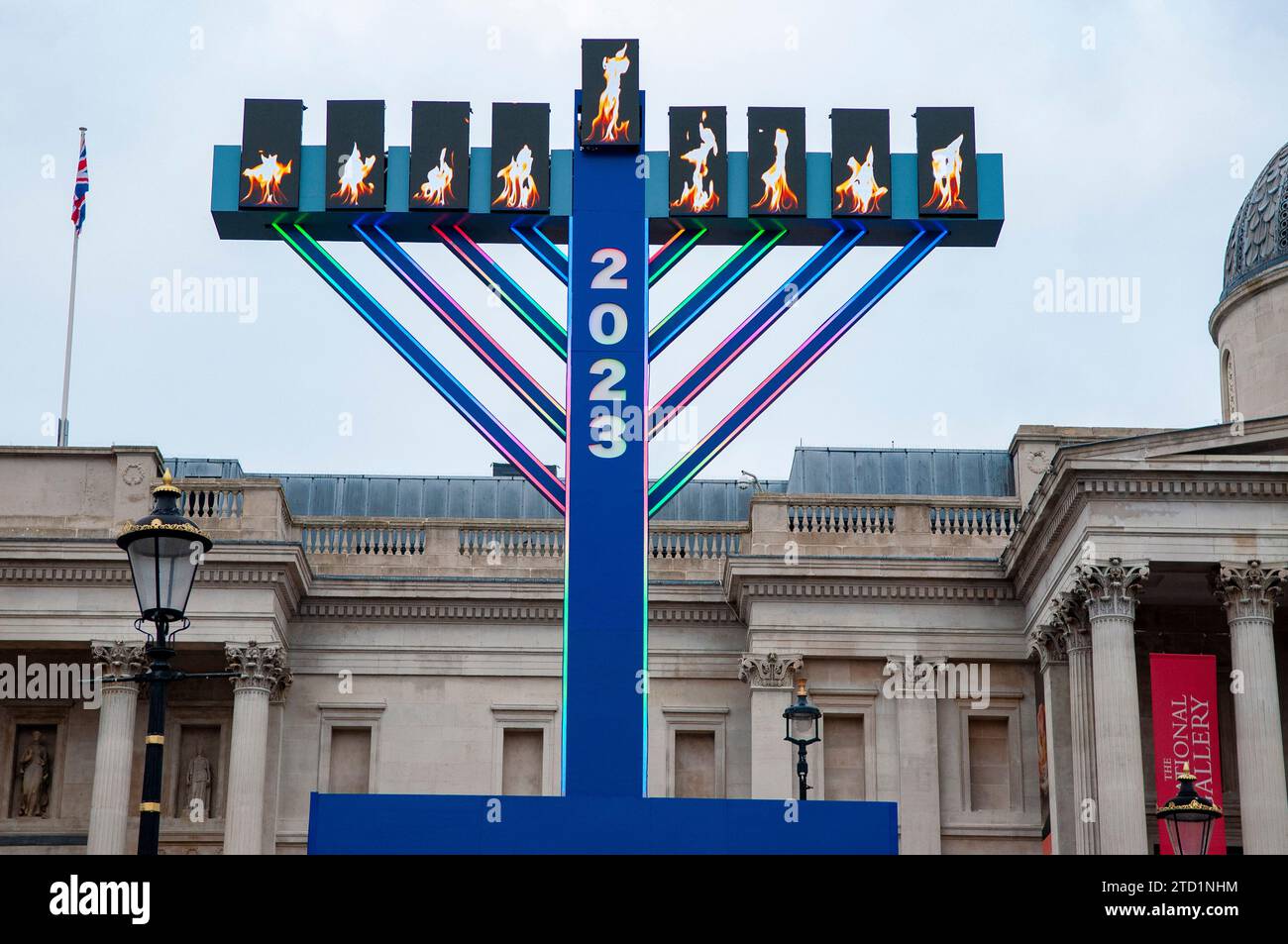 London, Großbritannien, 15. Dezember 2023 die riesige Menora erleuchtet für Chanukah, das jüdische Lichterfest, am Trafalgar Square. Die Menora wird von Donnerstag, dem 7. Dezember, bis Donnerstag, den 14. Dezember gezeigt, wobei eine der Lichter jeden Tag um 16:00 Uhr und samstags um 17:15 Uhr beleuchtet wird. Quelle: JOHNNY ARMSTEAD/Alamy Live News Stockfoto