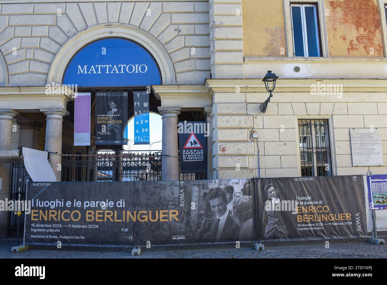 Außenansicht der Ausstellung "die Orte und Worte von Enrico Berlinguer" im Mattatoio. Die Ausstellung ist der Figur von Enrico Berlinguer gewidmet, einem der Protagonisten der italienischen politischen Geschichte des 20. Jahrhunderts und Sekretär der Kommunistischen Partei Italiens von 1972 bis 1984, zum 100. Geburtstag. (Foto: Vincenzo Nuzzolese / SOPA Images/SIPA USA) Stockfoto