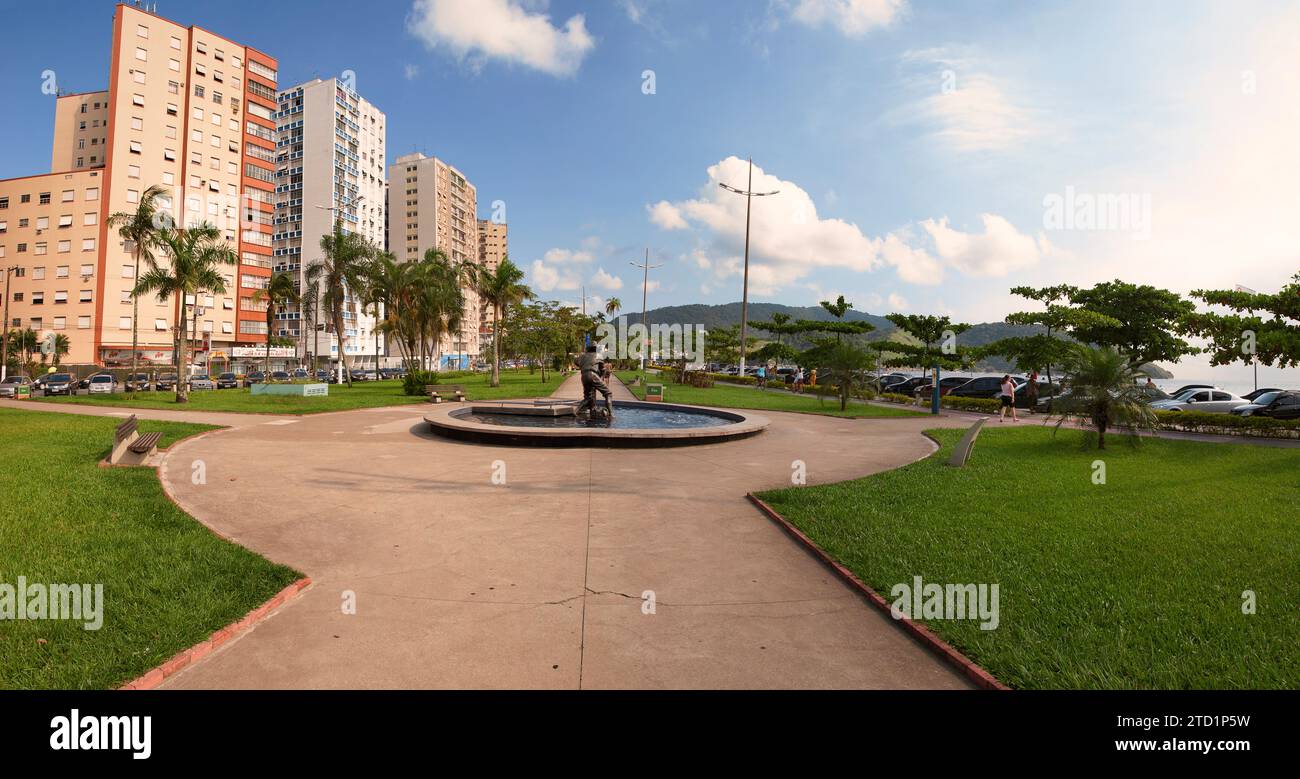 Santos City, Brasilien. Panorama auf den Platz Vereador Luiz La Scala und die Gebäude entlang der Uferpromenade im Stadtteil Ponta da Praia. Stockfoto