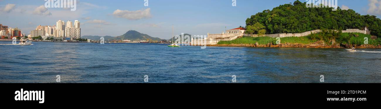 Santos City, Brasilien. Panorama des Eingangs zum Hafen von Santos Kanal. Barra Festung auf der rechten Seite und die Stadt auf der linken Seite. Stockfoto