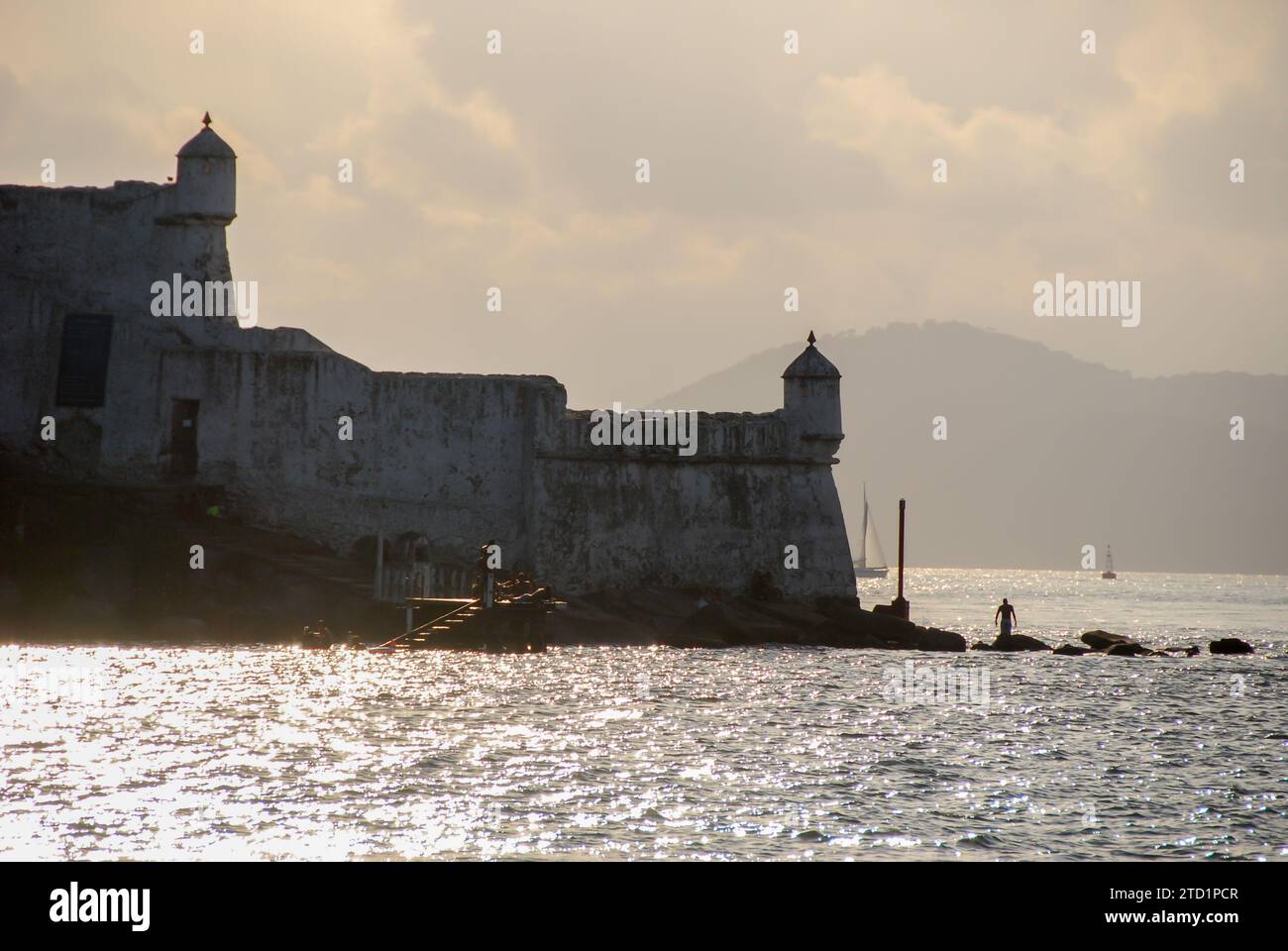 Stadt Guarujá, São Paulo, Brasilien. Sonnenuntergang in der Festung Santo Amaro da Barra Grande. Museum am Hafen von Santos Kanal. Stockfoto