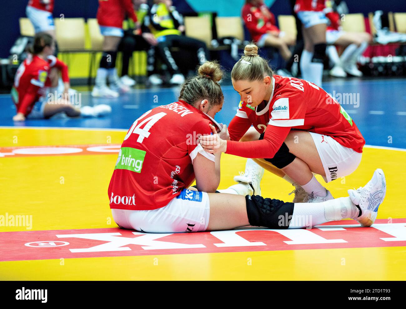 Enttäuschte dänische Spieler nach dem Spiel der IHF Handball