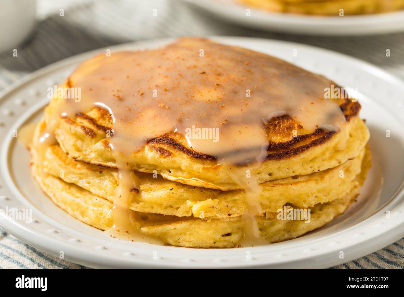 Warme hausgemachte Eierlikör-Pancakes mit Zimt und Sauce Stockfoto