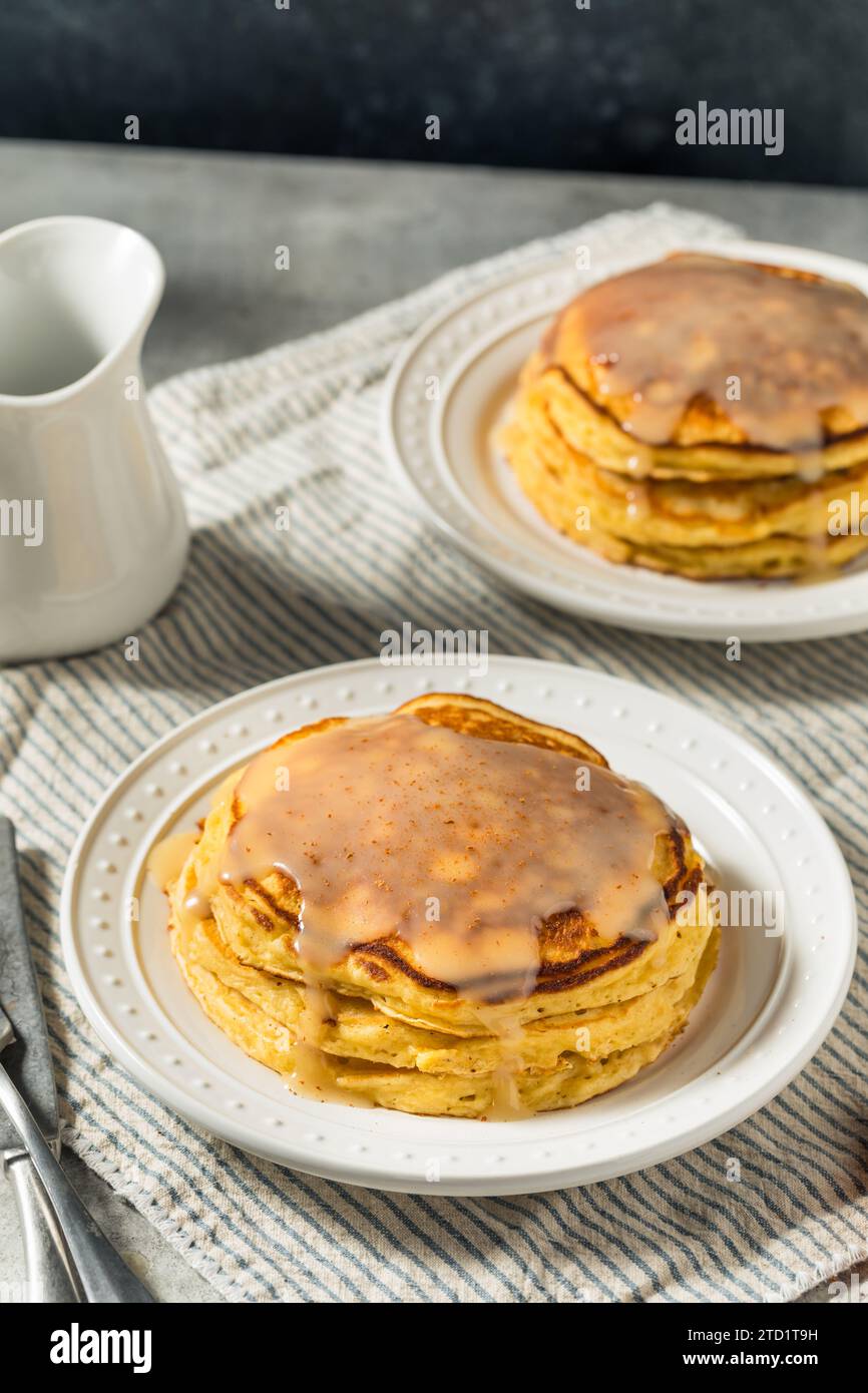 Warme hausgemachte Eierlikör-Pancakes mit Zimt und Sauce Stockfoto