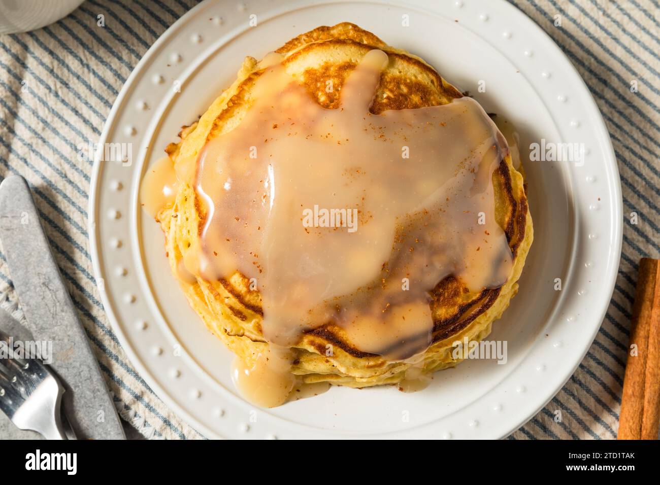 Warme hausgemachte Eierlikör-Pancakes mit Zimt und Sauce Stockfoto