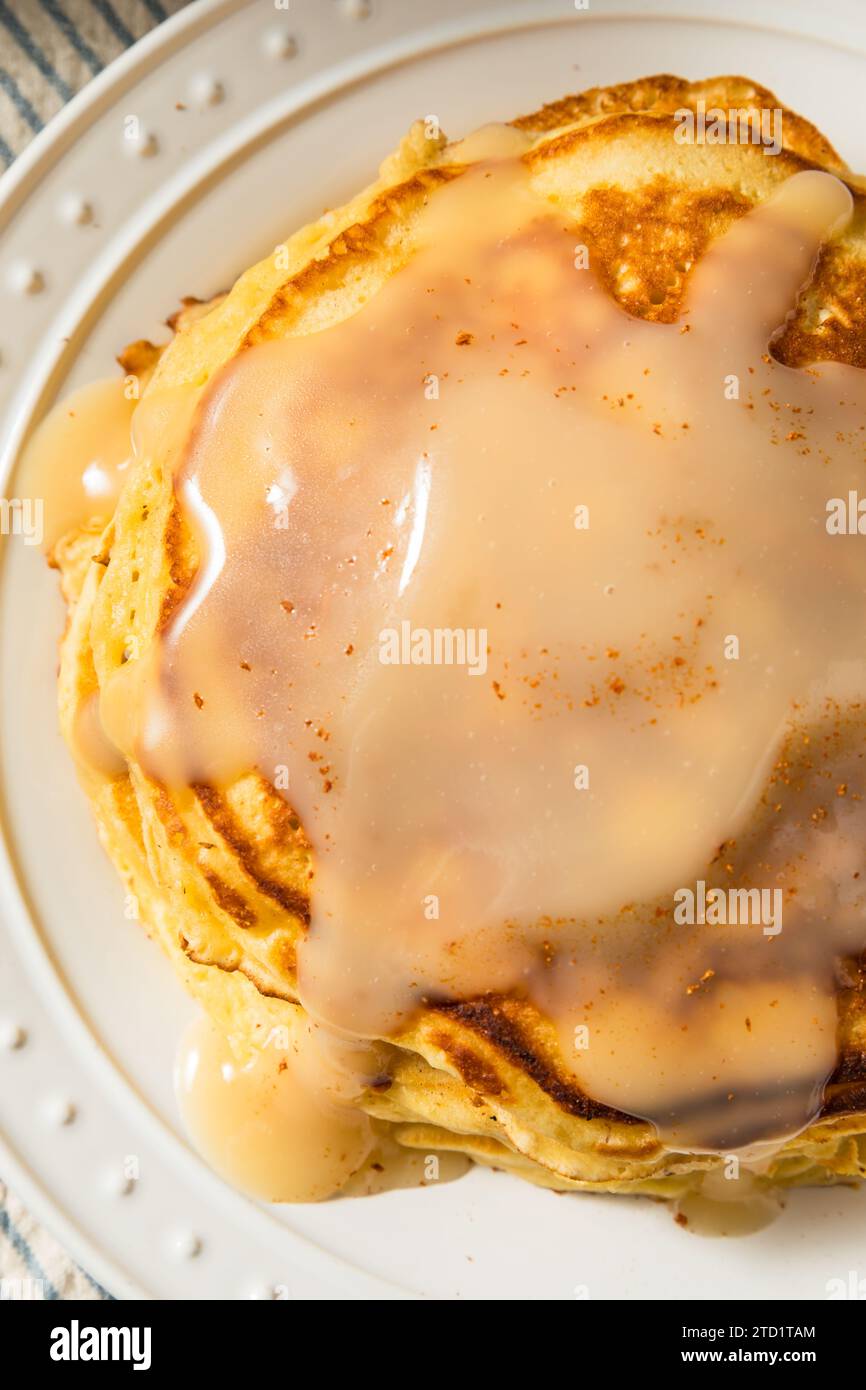 Warme hausgemachte Eierlikör-Pancakes mit Zimt und Sauce Stockfoto