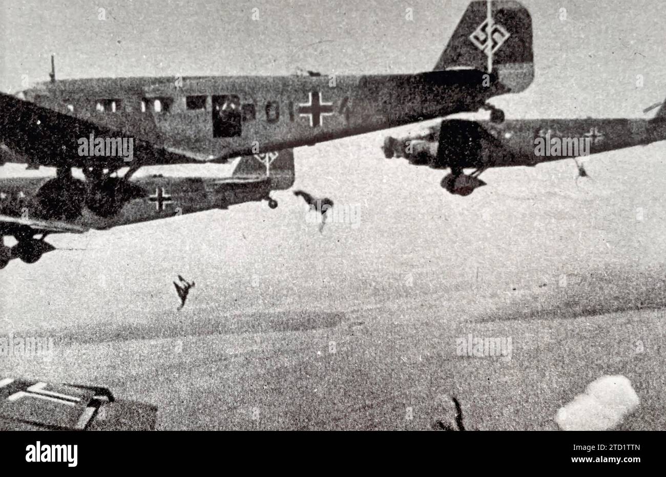 LUFTWAFFE Fallschirmjäger, die um 1940 von Junkers Ju-52 Flugzeugen abgesetzt wurden Stockfoto