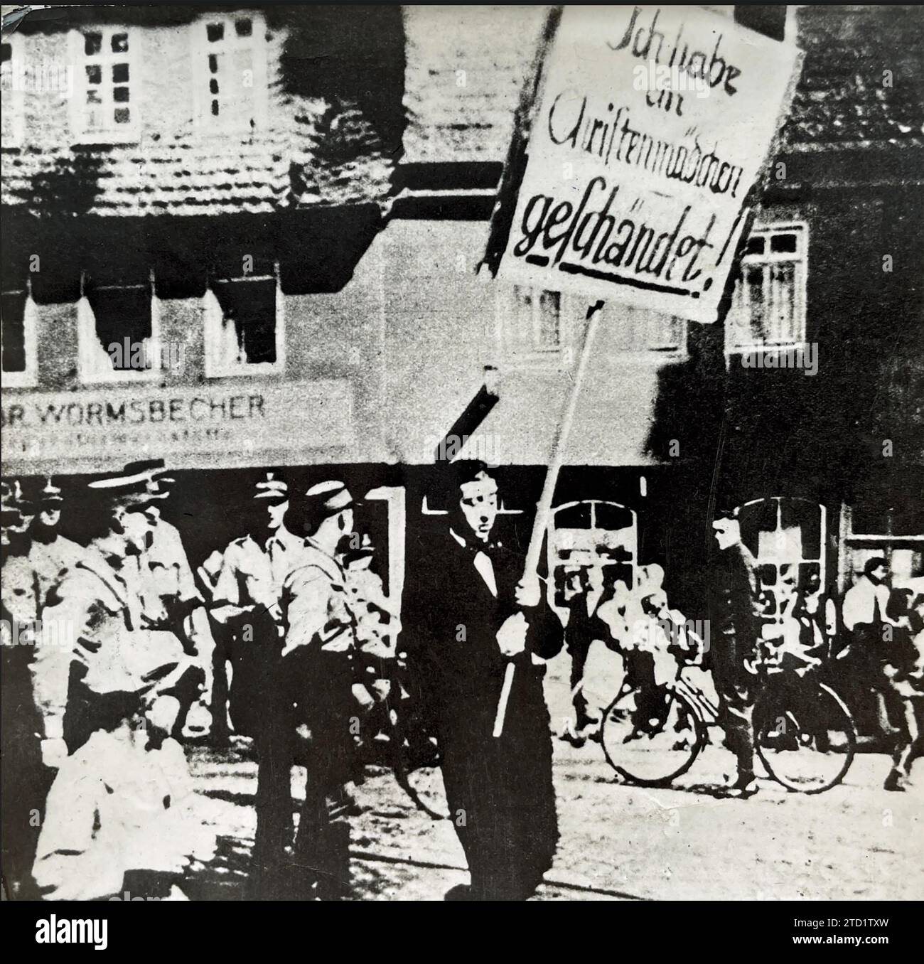 ANTISEMITISMUS undatiertes Foto eines Juden in Nürnberg, der von Nazi-Brownshirts gezwungen wurde, ein Plakat mit der Aufschrift „Ich habe ein christliches Mädchen beschämt“ zu tragen Stockfoto